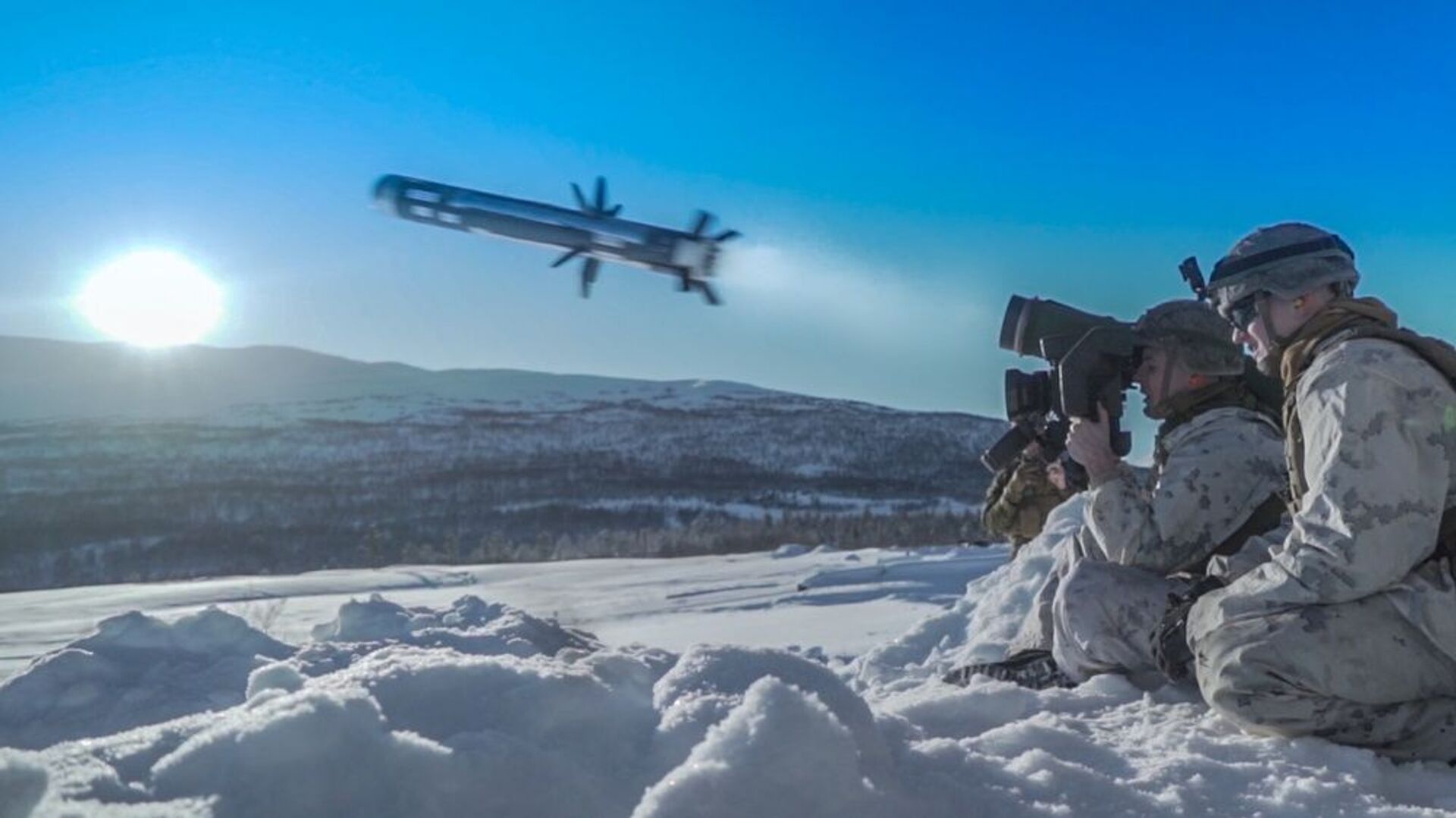 Американский военнослужащий производит выстрел из противотанкового ракетного комплекса (ПТРК) Javelin во время учений Cold Response 2020 в Норвегии - Sputnik Lietuva, 1920, 12.05.2021