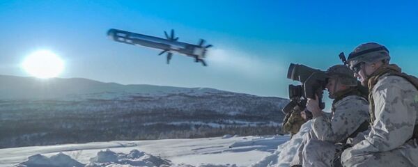 Американский военнослужащий производит выстрел из противотанкового ракетного комплекса (ПТРК) Javelin во время учений Cold Response 2020 в Норвегии Американский военнослужащий производит выстрел из противотанкового ракетного комплекса (ПТРК) Javelin во время учений Cold Response 2020 в Норвегии - Sputnik Lietuva