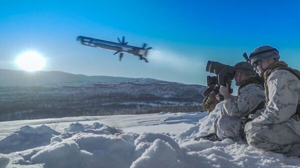 Американский военнослужащий производит выстрел из противотанкового ракетного комплекса (ПТРК) Javelin во время учений Cold Response 2020 в Норвегии - Sputnik Lietuva