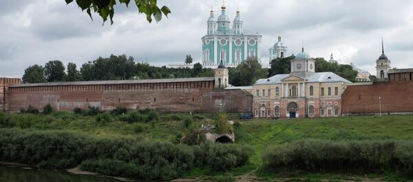 Вид на Соборную гору и крепостную стену Смоленска Вид на Соборную гору и крепостную стену Смоленска - Sputnik Lietuva