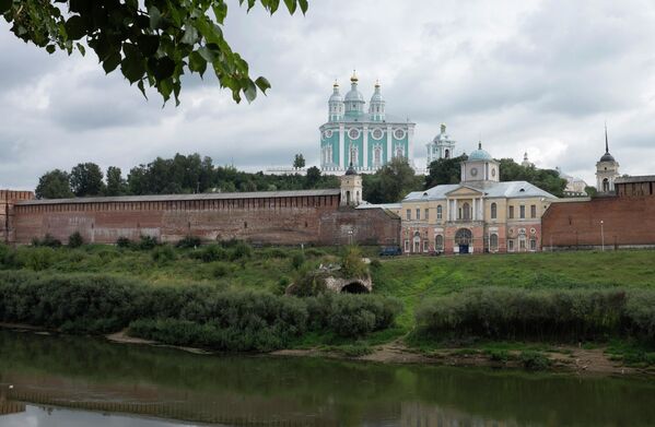 Вид на Соборную гору и крепостную стену Смоленска - Sputnik Lietuva
