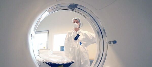 Сотрудница медицинского стационара на территории больничного комплекса в Коммунарке, коронавирус Сотрудница медицинского стационара на территории больничного комплекса в Коммунарке, коронавирус - Sputnik Литва