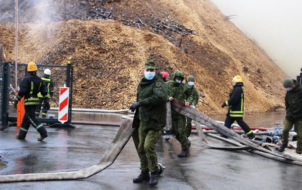 Возгорание тушат 60 пожарных из Шяуляя, Паневежиса и Мажейкяя - Sputnik Литва