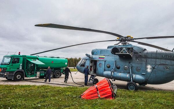 На место пожара отправлен вертолет ВВС Литвы Ми-8, призвано около 20 военнослужащих - Sputnik Литва