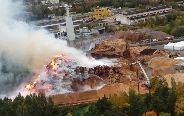 Тушение пожара завода древесных гранул в Радвилишкис - Sputnik Литва