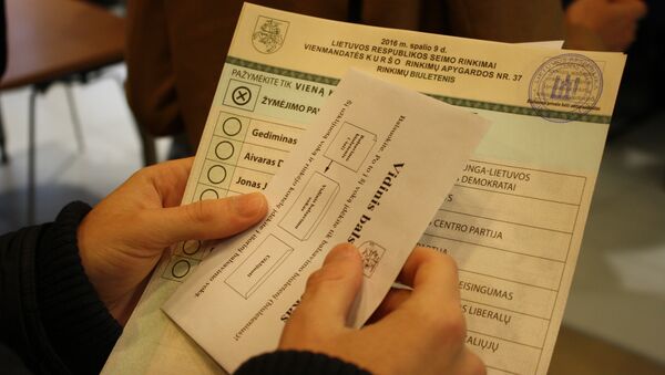 Бюллетень в руках избирателя - Sputnik Литва