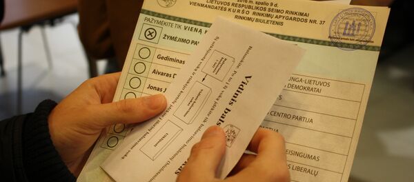 Бюллетень в руках избирателя Бюллетень в руках избирателя - Sputnik Литва