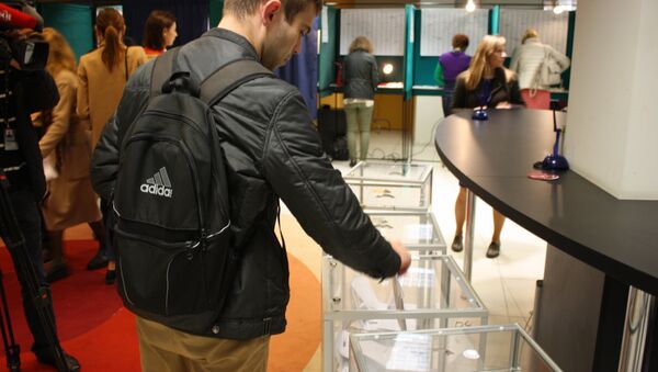Избиратель бросает бюллетень в урну - Sputnik Lietuva