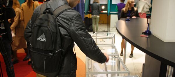 Избиратель бросает бюллетень в урну - Sputnik Литва
