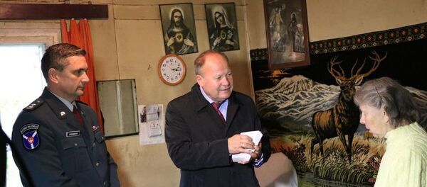 Пульты вызова помощи раздают пожилым одиноким людям Пульты вызова помощи раздают пожилым одиноким людям - Sputnik Литва