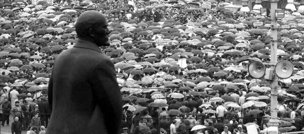 Массовый митинг Минских рабочих на площади Ленина из-за приостановки производственных предприятий, архивное фото - Sputnik Литва