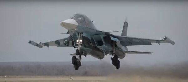 Бомбардировщики Су-34 применили авиабомбы в ходе ЛТУ под Воронежем - Sputnik Литва