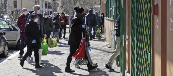 Люди в перчатках и в масках стоят в очереди в супермаркет в Риме, Италия, 16 марта 2020 года - Sputnik Литва