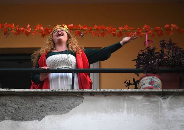 Женщина поет на балконе во время карантина в Риме - Sputnik Lietuva