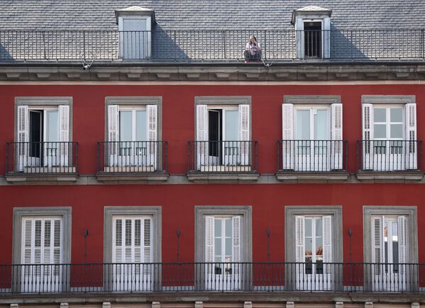 Девушка на крыше дома на площади Пласа-Майор в Мадриде - Sputnik Lietuva