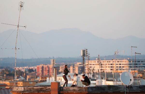 Девушки на крыше дома в Риме - Sputnik Lietuva