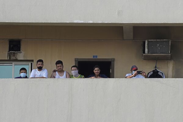 Рабочие на балконе дома в Манаме, Бахрейн - Sputnik Lietuva