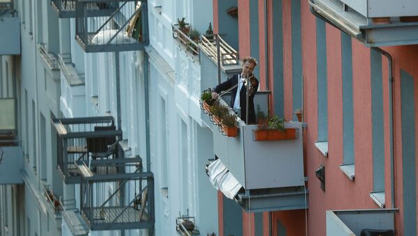 Мужчина играет на скрипке во время карантина на балконе в Берлине - Sputnik Lietuva