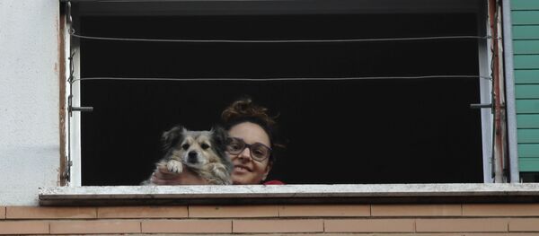 Девочка с собакой в окне во время карантина в Риме Девочка с собакой в окне во время карантина в Риме - Sputnik Lietuva