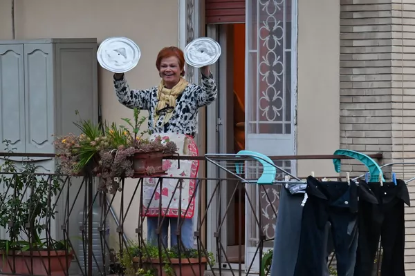 Женщина с кастрюлями принимает участие в акции Look out from the window, Rome mine ! во время карантина в Риме Женщина с кастрюлями принимает участие в акции Look out from the window, Rome mine ! во время карантина в Риме - Sputnik Lietuva