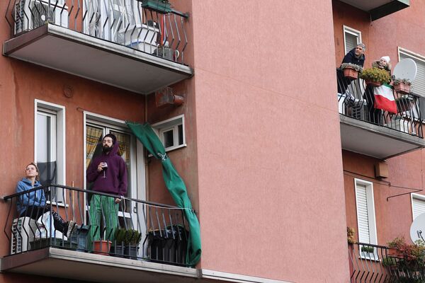 Люди на балконах во время карантина в Милане, Италия - Sputnik Lietuva