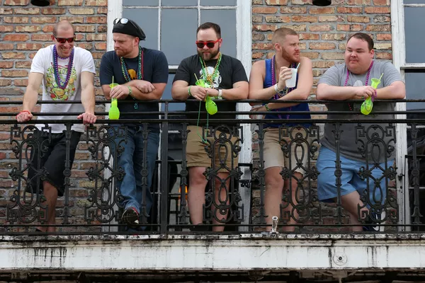 Туристы на балконе Bourbon St. в Новом Орлеане Туристы на балконе Bourbon St. в Новом Орлеане - Sputnik Lietuva