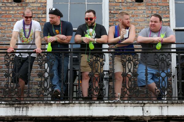 Туристы на балконе Bourbon St. в Новом Орлеане - Sputnik Lietuva