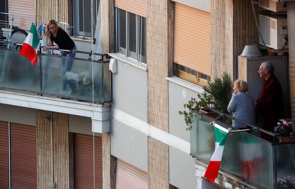 Люди на балконах во время карантина в Риме - Sputnik Lietuva