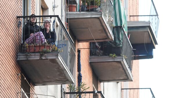 Девушки на балконе в Милане во время карантина - Sputnik Lietuva