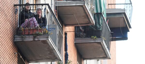 Девушки на балконе в Милане во время карантина Девушки на балконе в Милане во время карантина - Sputnik Lietuva