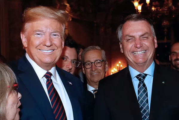 Президент США Дональд Трамп и бразильский президент Жаир Болсонару со своим пресс-секретарем Fabio Wajngarten во время встречи  - Sputnik Lietuva
