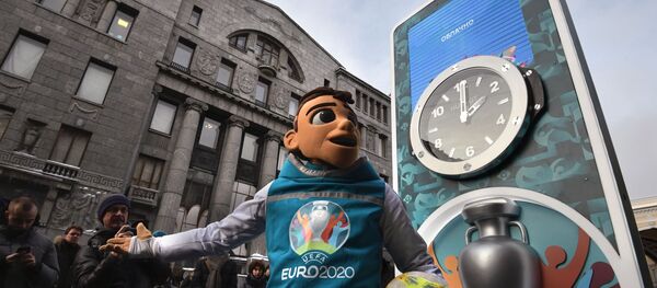 Талисман Евро-2020 Скиллзи на церемонии запуска часов обратного отсчета ЧЕ-2020 - Sputnik Литва