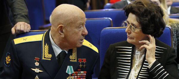 Член отряда первых космонавтов Алексей Леонов и вдова Юрия Гагарина Валентина, архивное фото Член отряда первых космонавтов Алексей Леонов и вдова Юрия Гагарина Валентина, архивное фото - Sputnik Lietuva