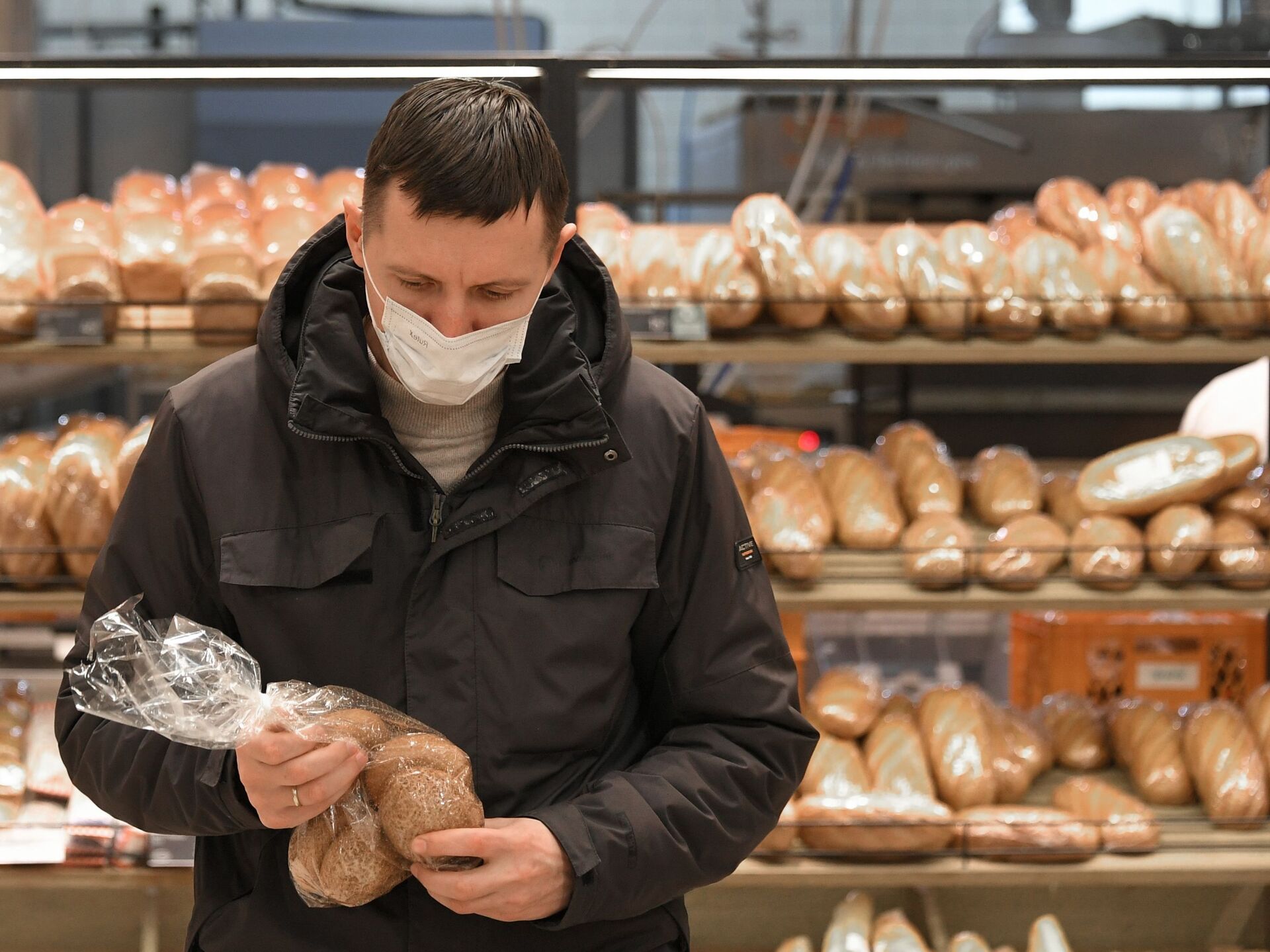 Батон хлеба подорожал на 3 рубля. Хлеб подорожал. Хлеб в магазине. Покупатель хлеба. Хлеб в супермаркете.