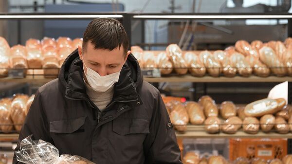 Покупатель в маске в продуктовом магазине в Москве - Sputnik Lietuva