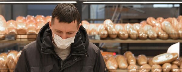 Покупатель в маске в продуктовом магазине в Москве Покупатель в маске в продуктовом магазине в Москве - Sputnik Lietuva