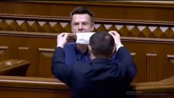 Porošenkos partijos nariui Radoje bandė užčiaupti burną su medicinine kauke - Sputnik Lietuva