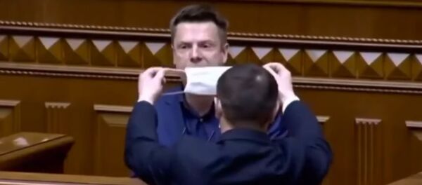 Porošenkos partijos nariui Radoje bandė užčiaupti burną su medicinine kauke Porošenkos partijos nariui Radoje bandė užčiaupti burną su medicinine kauke - Sputnik Lietuva