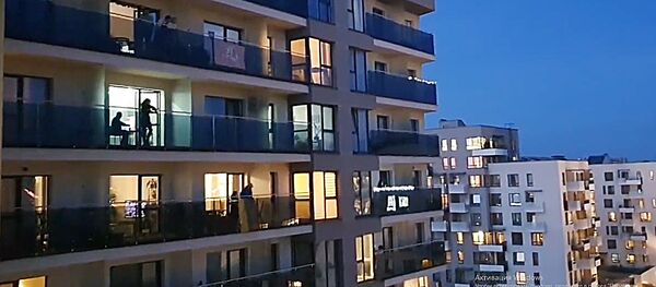 Жители Вильнюса во время карантина поют песни с балконов Жители Вильнюса во время карантина поют песни с балконов - Sputnik Lietuva