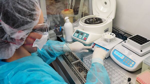 Сотрудница лаборатории проводит тестирование проб на коронавирус, архивное фото - Sputnik Литва