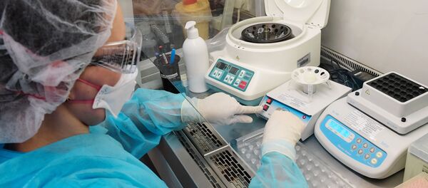 Сотрудница лаборатории проводит тестирование проб на коронавирус, архивное фото - Sputnik Литва