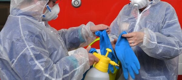 Люди в масках и перчатках для защиты от коронавируса Люди в масках и перчатках для защиты от коронавируса - Sputnik Lietuva