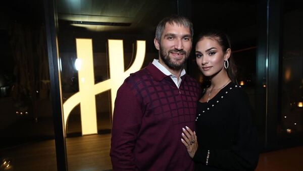 Хоккеист Александр Овечкин с женой, архивное фото - Sputnik Литва