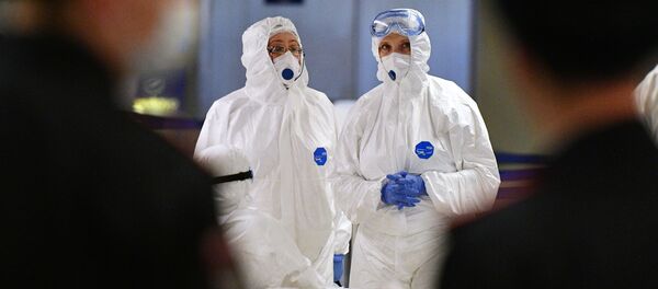 Медицинские работники в аэропорту, архивное фото - Sputnik Литва