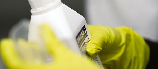 Дезинфицирующее средство в руках, архивное фото Дезинфицирующее средство в руках, архивное фото - Sputnik Литва