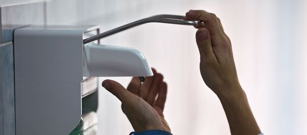 Ученица обрабатывает руки антисептическим раствором в одной из школ Москвы Ученица обрабатывает руки антисептическим раствором в одной из школ Москвы - Sputnik Lietuva