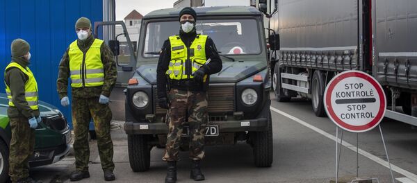 Литовские пограничники на границе с Польшей, 17 марта 2020 года - Sputnik Литва