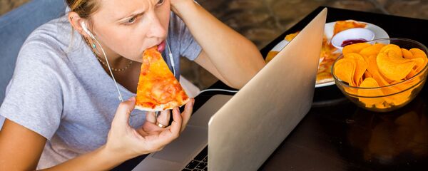 Valgis prie kompiuterio Valgis prie kompiuterio - Sputnik Lietuva