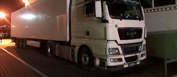 Sulaikyti iš Latvijos įvažiavę du vilkikai su rekordine cigarečių kontrabanda Sulaikyti iš Latvijos įvažiavę du vilkikai su rekordine cigarečių kontrabanda - Sputnik Lietuva