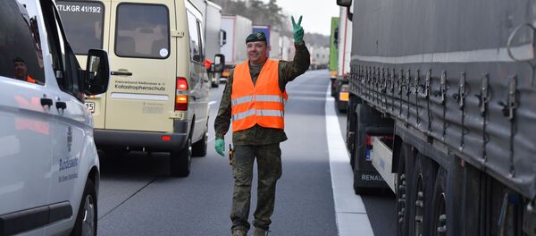 Солдаты вооруженных сил Германии доставляют продовольствие водителям грузовиков, попавшим в пробку на шоссе А 4 близ Гёрлица - Sputnik Литва